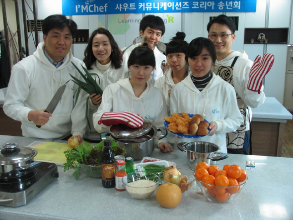 30일 서울 역삼동 샤우트 커뮤니케이션즈 코리아 사무실에서 송년행사로 마련된 요리 경연대회에 참가한 직원들이 요리기기를 들고 즐겁게 웃고 있다.  샤우트 커뮤니케이션즈 코리아 제공