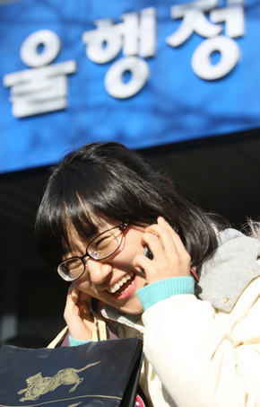 일제고사와 관련해 2008년에 해임된 설은주 전 서울 유현초등학교 교사가 31일 오전 서울 서초동 서울행정법원 앞에서 해임 처분 취소 판결을 받은 뒤 이 소식을 어머니에게 전화로 전하며 활짝 웃고 있다. 신소영 기자 <A href="mailto:viator@hani.co.kr">viator@hani.co.kr</A>