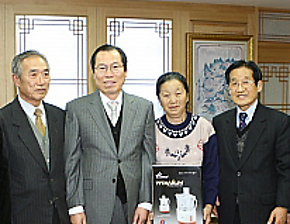 안 라이사(74·오른쪽 둘째)씨가 최근 오채선 고려인 문화농업교류협력회장(오른쪽)의 초청으로 고국을 방문해 이명흠 전남 장흥군수로부터 성금과 전자제품을 선물받았다. 장흥군 제공