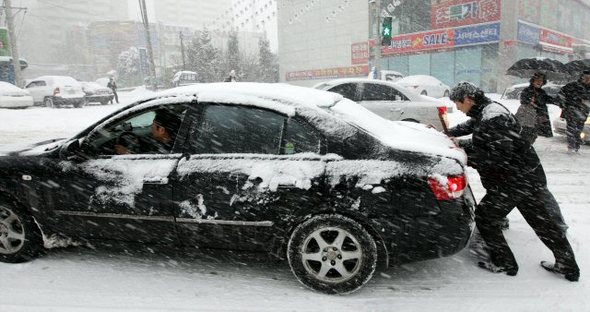 4일 오전 10㎝가 넘는 폭설이 내린 경기도 수원시 동수원사거리 일대에서 빙판길로 변한 도로 사정으로 차량들이 제자리걸음을 하고 있다. (수원=연합뉴스) 4일 오전 10㎝가 넘는 폭설이 내린 경기도 수원시 동수원사거리 일대에서 빙판길로 변한 도로 사정으로 차량들이 제자리걸음을 하고 있다. (수원=연합뉴스)