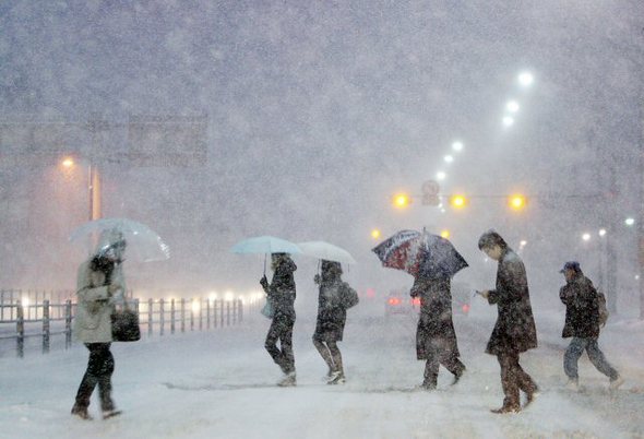 폭설 속 새해 첫 출근=서울시에 대설주의보가 내려진 가운데 4일 오전 서울 마포역 근처에서 출근하는 시민들이 조심스럽게 길을 건너고 있다. 연합뉴스 폭설 속 새해 첫 출근=서울시에 대설주의보가 내려진 가운데 4일 오전 서울 마포역 근처에서 출근하는 시민들이 조심스럽게 길을 건너고 있다. 연합뉴스