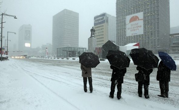 버스는 언제오나? =4일 오전 서울지역에 폭설이 내려 곳곳의 교통이 마비된 가운데 광화문 세종로에서 출근길 시민들이 버스를 기다리고 있다. 연합뉴스 버스는 언제오나? =4일 오전 서울지역에 폭설이 내려 곳곳의 교통이 마비된 가운데 광화문 세종로에서 출근길 시민들이 버스를 기다리고 있다. 연합뉴스