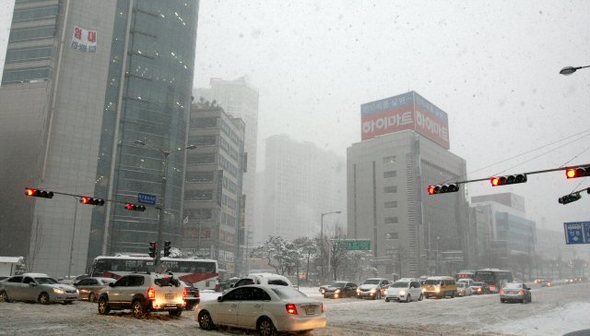 4일 오전 15㎝가 넘는 폭설이 내린 경기도 수원시 동수원사거리 일대에서 차량들이 거북이운행을 하고 있다.  (수원=연합뉴스)
