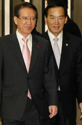 김형오 국회의장(왼쪽)이 5일 오전 국회에서 열린 시무식에 참석하려고 행사장으로 들어서고 있다. 박종식 기자 anaki@hani.co.kr