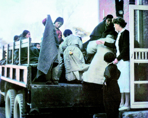 예수병원은 한국전쟁 중에도 피난민과 고아들을 돌봤다. 1951년 당시 간호학교 건물 앞에 세워진 트럭에서 고아들이 내리고 있다. 이 건물은 현재 예수병원 근처의 엠바오사랑병원에서 사용하고 있다.예수병원 제공