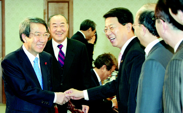 5일 서울 종로구 정부중앙청사에서 열린 세종시민관합동위원회 7차 회의에 참석한 정운찬 국무총리가 회의에 앞서 참석 위원들과 인사를 나누고 있다. 세종시민관합동위원회는 이날회의에서 세종시로 이전하는 대기업에 3.3㎡ 당 36만~40만원에 토지를 공급하기로 했다.이종근 기자 root2@hani.co.kr