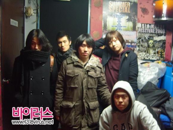 왼쪽부터 보컬 박성환, 기타 정창호, 드럼 이영진, 베이스 권오훈, 앉은 사람이 기타 정지욱  ⓒ 인터넷뉴스 바이러스