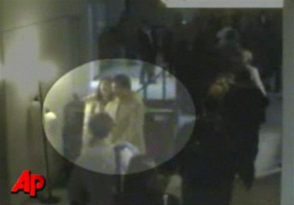 지난 3일 미국 뉴어크공항을 6시간 이상 마비시킨 남녀가 작별인사를 나누는 듯한 모습이 녹화된 미국 콘티넨털항공의 폐쇄회로 카메라 영상. 뉴어크/AP 연합뉴스