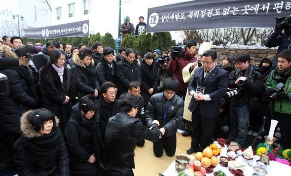  용산참사 철거민 희생자들의 발인식이 9일 서울 순천향대병원에서 진행됐다. 유가족들이 술잔을 올리고 있다. 장례식은 서울역 광장에서 영결식 후 용산참사 현장에서 노제로 진행될 예정이다. 연합뉴스