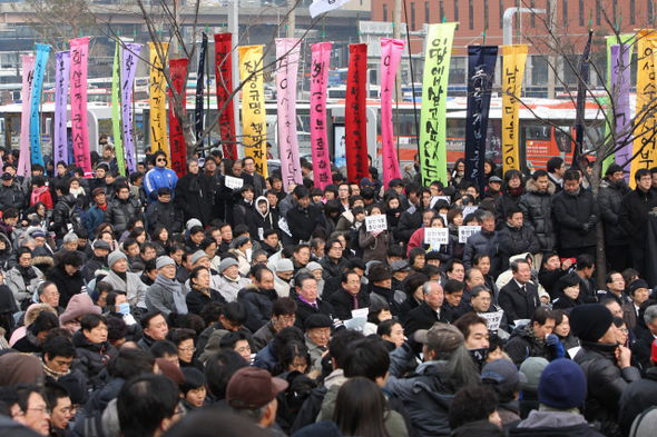 용산참사 355만에 용산참사 철거민 희생자들의 범국민장 영결식이 열린 9일 오후 서울역 들머리에서 열리고 있다. 김봉규 기자 bong9@hani.co.kr