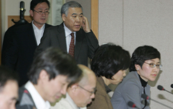 현병철 국가인권위원장(서 있는 이 오른쪽)이 11일 오후 서울 중구 무교동길 국가인권위원회에서 열린 인권위원전원회의에 참석하려고 회의장에 들어서고 있다. 앞줄 맨 오른쪽은 용산참사와 관련해 안건상정을 준비한 최경숙 상임위원.  이종찬 선임기자 rhee@hani.co.kr