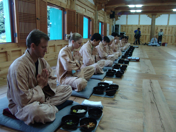 충남8개 절에서 운영하는 전통사찰 체험은 외국인에게도 인기있는 관광상품이다. 〈한겨레〉 자료사진