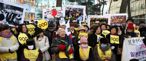 13일 낮 일본군 위안부 문제 해결을 위한 900번째 ‘수요집회’가 열린 서울 종로구 중학동 일본대사관 앞에서 길원옥 할머니(앞줄 가운데 서 있는 이)가 일본 정부의 공식 사과와 법적 배상 등을 촉구하고 있다. 1992년 1월8일 시작된 이 집회는 8일로 만 18년을 맞았다.  이종근 기자 root2@hani.co.kr