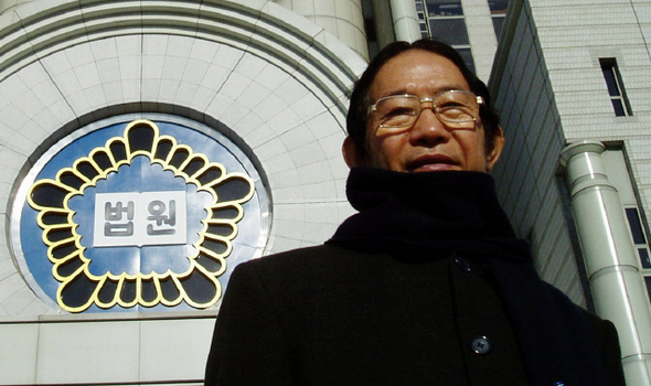  최양준씨가 14일 간첩죄 등에 무죄 판결을 받은 직후 서울 서초동 서울중앙지법 청사 앞에서 “앞으로 다시는 나와 같은 사람이 생기지 않길 바란다”며 씁쓸한 표정을 짓고 있다.