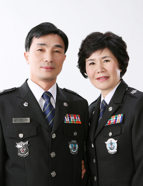 왼쪽부터 김재곤(56) 청주교도소장과 최효숙(55) 통영구치소장.
