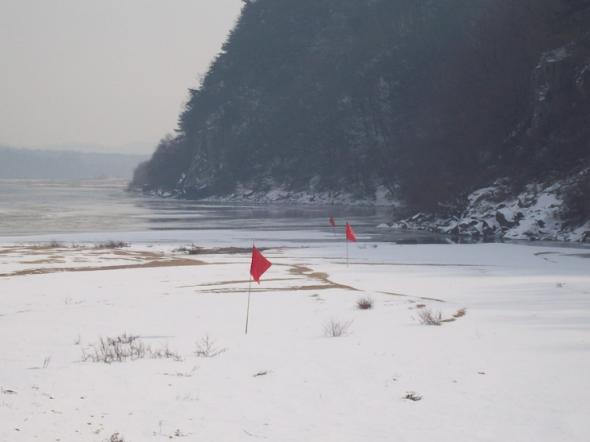 강창교에 들어서자 마자 보이는 빨간 깃발. 저 구획선 바깥쪽으로 제방이 쌓이게 된다.
강창교에 들어서자 마자 보이는 빨간 깃발. 저 구획선 바깥쪽으로 제방이 쌓이게 된다.