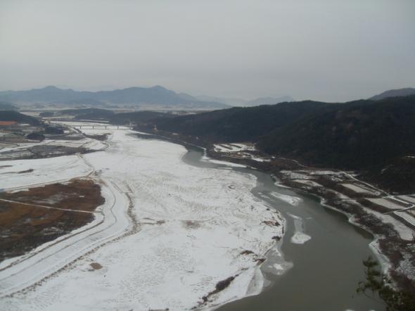 경천대 전망대에서 바라본 낙동강. 전 구간에 걸쳐 6~7m 깊이로 파내고 콘크리트 제방을 만든다. 우리는 물부족국가이지 물없는 나라가 아닌데 대체 2년만에 공사를 완공해야 하는 이유가 무엇일까? 경천대 전망대에서 바라본 낙동강. 전 구간에 걸쳐 6~7m 깊이로 파내고 콘크리트 제방을 만든다. 우리는 물부족국가이지 물없는 나라가 아닌데 대체 2년만에 공사를 완공해야 하는 이유가 무엇일까?