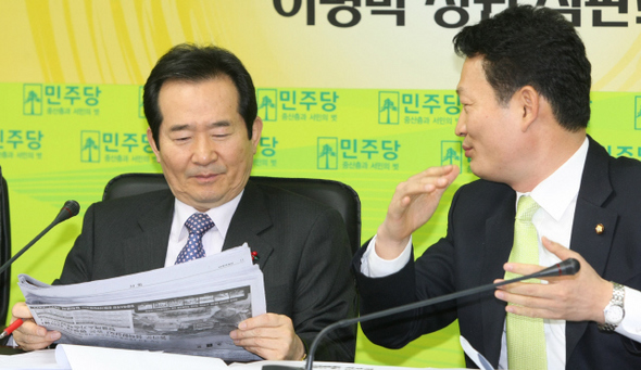 민주당 정세균 대표(왼쪽)와 송영길 최고위원이 15일 오전 서울 여의도 당사에서 열린 확대간부회의에서 한명숙 전 총리의 검찰수사와 관련된 기사를 보며 이야기하고 있다.  김진수 기자 jsk@hani.co.kr