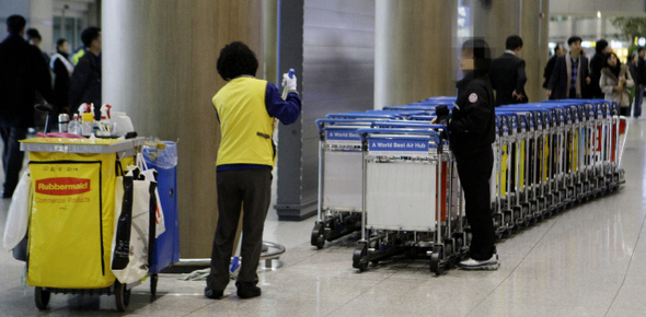 인천국제공항에서 일하는 사내하청노동자들이 18일 오후 인천 중구 운서동 공항 여객터미널에서 손수레 정리와 청소를 하고 있다. 인천공항/김명진 기자 <A href="mailto:littleprince@hani.co.kr">littleprince@hani.co.kr</A>