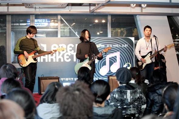 지난 15일 인디 음반사들의 ‘레이블 마켓’이 열리고 있는 서울 홍대 앞 케이티앤지 상상마당 3층에서 3호선 버터플라이가 공연을 펼치고 있다.