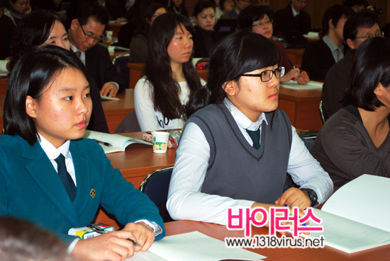 토론회를 지켜보고 있는 청소년들 ⓒ 청소년인권행동 아수나로 Rainbow_Youth