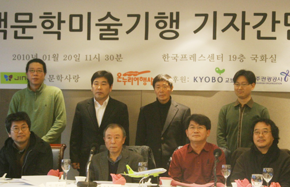 화가 이인씨와 소설가 윤후명·성석제씨, 화가 최석운씨(앞줄 왼쪽부터) 등이 20일 낮 녹색문학미술기행 설명회에 참가해 기념 사진을 찍고 있다.