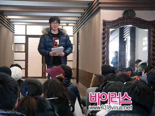 새터 폐지에 반대하며 총장실로 모인 중앙대 학생들  ⓒ 인터넷뉴스 바이러스