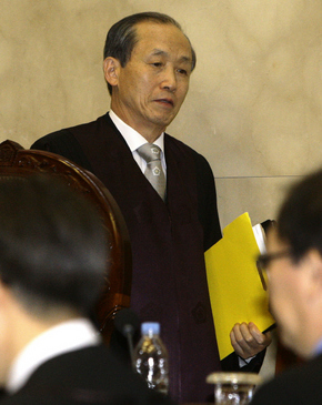 이용훈 대법원장이 지난 21일 서울 서초동 대법원에서 열린 ‘사립학교에 강제 배정받은 학생들의 종교 자유’와 관련한 전원합의체 공개변론에 참석하기 위해 대법정에 들어서고 있다.
  김명진 기자 littleprince@hani.co.kr