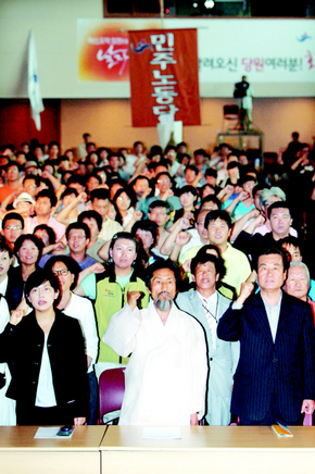 지난해 6월 부산에서 열린 민주노동당 ‘2009 정책당대회’ 개막식에서 참석자들이 민중가요를 부르고 있다. 부산/연합뉴스