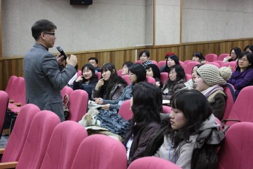 지난 1월15일 참여소통교육모임의 겨울 연수 현장에서 청소년문화공동체 십대지기의 사무총장 박현동 목사가 ‘청소년 문화의 이해’를 주제로 강의하고 있다. 윤고운 <아하!한겨레> 학생수습기자 2기