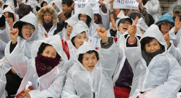 이화여대 미화노동자와 인근 대학 분회원들이 27일 오후 서울 서대문구 대현동 이화여대 학생회관 앞에서 노동조합 출범식 행사를 열고, ‘생활 임금 보장’ ‘근무여건 개선’ 등을 촉구하고 있다.  김봉규 기자 bong9@hani.co.kr