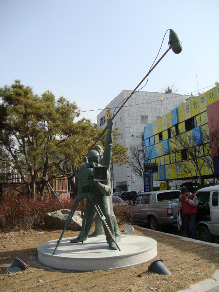  전북 전주시 완산구 고사동 오거리 문화광장에 영화 촬영현장을 생동감 있게 표현한 ‘전주 영화 영상 조형물’이 최근 설치됐다. 이 조형물은 가로 3.5ｍ, 세로 2.0ｍ, 높이 3.0ｍ 크기로 한 명은 마이크로 녹음을 따고, 다른 한 명은 카메라로 영화를 촬영하는 모습을 담았다. 박임근 기자 <A href="mailto:pik007@hani.co.kr">pik007@hani.co.kr</A>
 