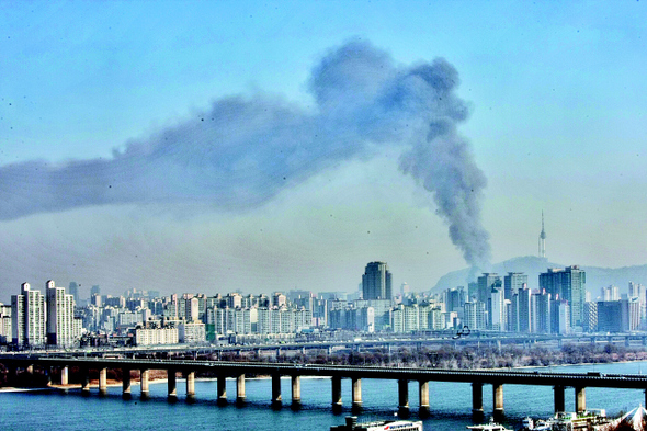  27일 오전 11시17분께 서울 용산구 갈월동의 모델하우스에서 난 불로 커다란 검은 연기가 하늘로 치솟고 있다. 다행히 이 불로 인한 사상자는 없었다. 김진수 기자 <A href="mailto:jsk@hani.co.kr">jsk@hani.co.kr</A>