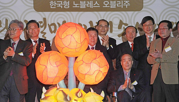 28일 오전 서울 정동 사랑의열매회관 지하 대강당에서 열린 사회복지공동모금회의 고액 기부자 모임 ‘아너 소사이어티 제1회 나눔과 감사의 날’ 행사에서 회원들이 나눔의 등불을 켠 뒤 기념사진을 찍었다.