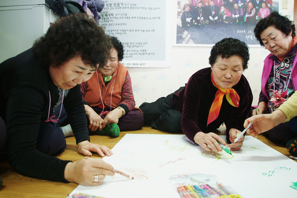 전북 완주군 삼례읍 비비정마을 주민들이 경로당에서 자신이 심고 싶은 작물과 과일을 종이에 직접 그리고 있다. 공동체예술집단 ‘예술인력공사’ 제공