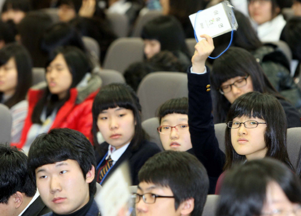 28일 오후 서울 성북구 고려대학교 법학관에서 열린 ‘대한민국 청소년 모의 인권이사회’에 참가한 청소년들이 세부 결의안에 대한 찬반 여부 의견을 밝히고 있다.  김태형 기자 xogud555@hani.co.kr