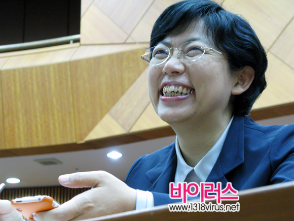 청소년의 발표를 듣고 환하게 웃는 이정희 의원  ⓒ 인터넷뉴스 바이러스