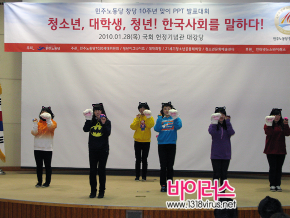 청소년들이 티아라의 노래에 맞쳐, 귀여운 율동을 하고 있다.  ⓒ 인터넷뉴스 바이러스