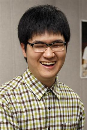 2010학년도 서울대 정시모집 음악대학 피아노학과 특수교육대상자 특별전형에 합격한 서울 강북구 한빛맹학교 고등부 3학년 김상헌(19)군이 29일 밝은 표정으로 피아노 앞에 앉아 있다. 연합뉴스