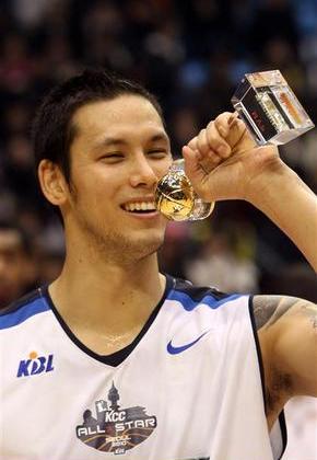 이승준(삼성)이 31일 잠실실내체육관에서 열린 2010 프로농구 올스타전에서 최우수선수(MVP)로 선정된 뒤 트로피를 들고 기뻐하고 있다.  연합뉴스