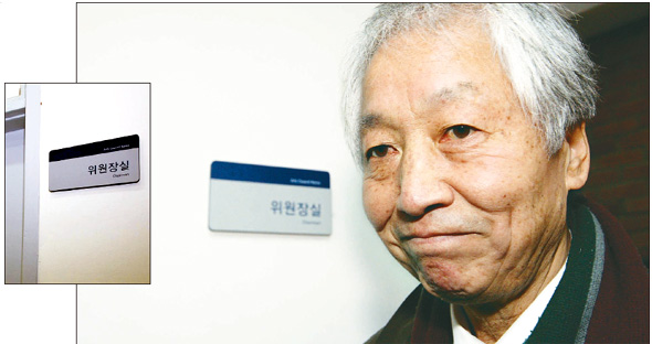 지난 26일 법원의 ‘해임처분 집행 정지’ 결정에 따라 1일 오전 서울 혜화동 한국문화예술위원회로 출근한 김정헌 위원장이 본관 옆 아르코 미술관 3층에 별도로 마련된 집무실로 들어서고 있다. 지난해 김 위원장 해임 뒤 임명된 오광수 위원장은 본관의 현 집무실(작은 사진)에서 정상 업무를 보았지만 취재진의 사진 촬영은 거부했다. 신소영 이종근 기자 <A href="mailto:viator@hani.co.kr">viator@hani.co.kr</A>