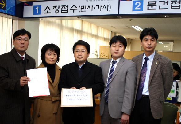  경기도 성남시 의회의 민주당·민주노동당, 국민참여당 등 야당 의원 15명이 한나라당 의원들이 ‘성남·하남·광주시의 행정구역 통합에 대한 의견제시안’을 지난달 22일 의결한 것은 원천 무효라며 1일 수원지법 성남지원에 무효확인 소송과 효력정지 가처분신청을 냈다. 성남/연합뉴스
