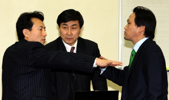 <b>교과위의 설전</b> 국회 교육과학기술위원회 임해규 한나라당 간사(왼쪽)와 안민석 민주당 간사가 1일 오전 국회 교육과학기술위원회 전체회의에서 교육의원 선출방식을 협의하기에 앞서 이야기를 나누고 있다. 가운데는 이종걸 국회 교육과학기술위원회위원장. 김봉규 기자 <A href="mailto:bong9@hani.co.kr">bong9@hani.co.kr</A>