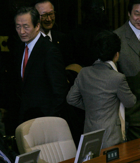 정몽준 한나라당 대표와 박근혜 전 대표가 2일 오전 국회 본회의장에서 만나 인사하고 있다. 박종식 기자 anaki@hani.co.kr