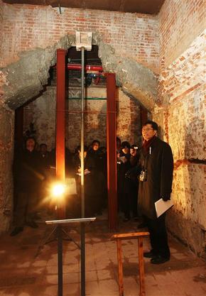 2일 오전 열린 덕수궁 석조전 원형 복원 현장 설명회에서 공사팀 관계자가 복원중인 내부 아치문 구조물에 대해 이야기하고 있다.  연합뉴스