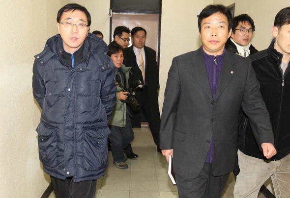 임춘근(오른쪽) 전국교직원노동조합 사무처장과 김성룡 전국공무원노조 부위원장이 2일 오후 민주노동당 가입 의혹을 조사받으러 서울 영등포경찰서에 출석하고 있다.
 김태형 기자 xogud555@hani.co.kr