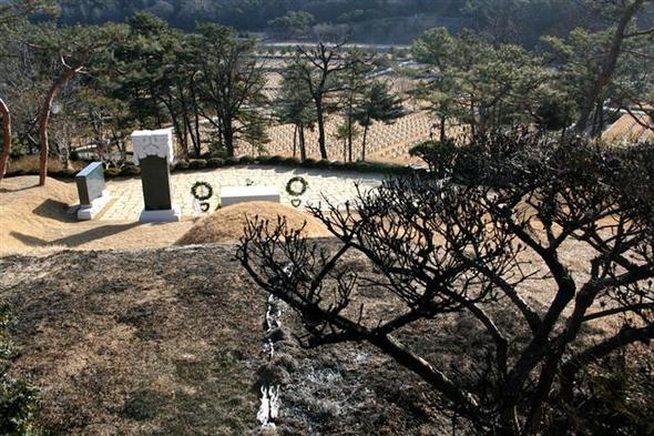 김 전대통령 묘역 ‘방화의심’ 불났다
