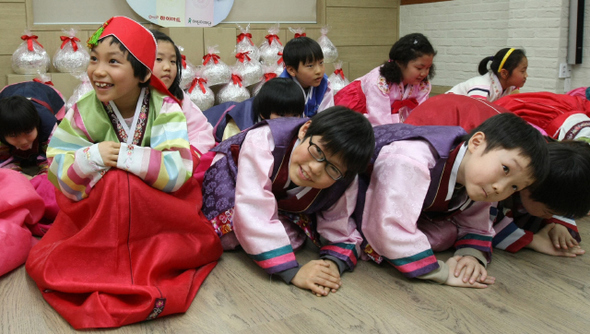 어린이재단 주최로 3일 오후 서울 영등포구 신길동 영등포종합사회복지관에서 열린 ‘새해 복주세요’ 행사에서 어린이들이 세배하는 법을 배우고 있다.  김진수 기자 jsk@hani.co.kr