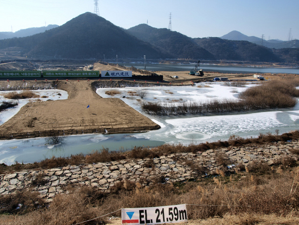 대구 달성군 논공읍 달성보를 짓기 위한 가물막이 공사 현장에 야간작업을 위한 조명탑이 들어서 있다.