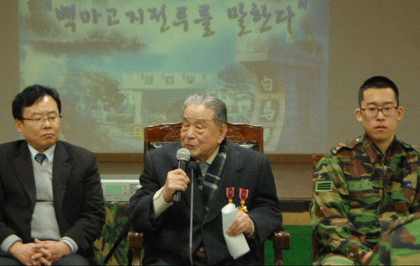  창설 60돌을 맞은 육군 백마부대에서 4일 3대가 잇달아 근무해 ‘백마부대 군복무이행 명문가’로 선정된 김용연(90·가운데)·재영(53·왼쪽)·문호(23·오른쪽)씨가 부대 장병을 상대로 강연을 하고 있다.